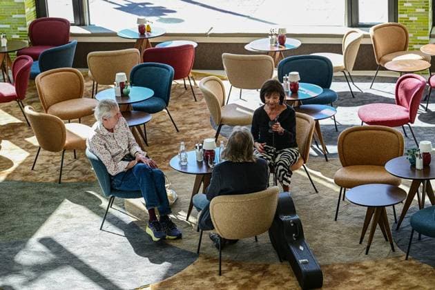 Wiedereröffnung Mokka Milch Eisbar ** NUR FÜR REDAKTIONELLE ZWECKE ** EDITORIAL USE ONLY **<p> Die Wiedereröffnung der Mokka-Milch-Eisbar an der Karl-Marx-Allee wird mit einem Presseempfang und einer kleinen Eröffnungsparty gefeiert. Die Mokka-Milch-Eisbar war in der DDR einer der beliebtesten Treffpunkte des Berliner Ostens, fotografiert am 27.05.2026 in Berlin. Berlin Berlin Berlin Copyright: MaurizioxGambarini