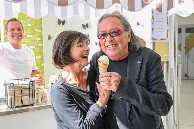 Wiedereröffnung Mokka Milch Eisbar ** NUR FÜR REDAKTIONELLE ZWECKE ** EDITORIAL USE ONLY **<p>Der Sänger Thomas Natschinski und Moderatorin Christine Dähn stehen als besondere Gäste bei der Wiedereröffnung der ehemaligen Mokka Milch Eisbar an der Karl-Marx-Allee. Er singt den DDR-Kultschlager Â«In der Mokka-Milch-EisbarÂ», der 1969 von seiner Band Â«Team 4Â» veröffentlicht wurde. Die Mokka-Milch-Eisbar war in der DDR einer der beliebtesten Treffpunkte des Berliner Ostens. , fotografiert am 27.05.2026 in Berlin. Berlin Berlin Berlin Copyright: MaurizioxGambarini