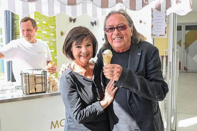 Wiedereröffnung Mokka Milch Eisbar ** NUR FÜR REDAKTIONELLE ZWECKE ** EDITORIAL USE ONLY **<p>Der Sänger Thomas Natschinski und Moderatorin Christine Dähn stehen als besondere Gäste bei der Wiedereröffnung der ehemaligen Mokka Milch Eisbar an der Karl-Marx-Allee. Er singt den DDR-Kultschlager Â«In der Mokka-Milch-EisbarÂ», der 1969 von seiner Band Â«Team 4Â» veröffentlicht wurde. Die Mokka-Milch-Eisbar war in der DDR einer der beliebtesten Treffpunkte des Berliner Ostens. , fotografiert am 27.05.2026 in Berlin. Berlin Berlin Berlin Copyright: MaurizioxGambarini