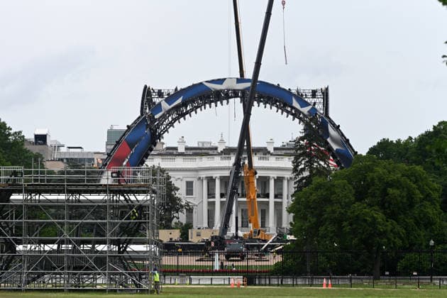 Preparations Ahead Of UFC Fight At White House Workers construct a UFC fighting ring ahead of a planned Ultimate Fighting Championship (UFC) fight on the South Lawn of the White House on May 27, 2026 in Washington, DC. President Donald Trump is hosting a UFC match on White House grounds in honor of the 250th anniversary of the United States. Photo by Olivier Douliery ABACAPRESS.COM Washington DC United States  Copyright: xDoulieryxOlivier ABACAx