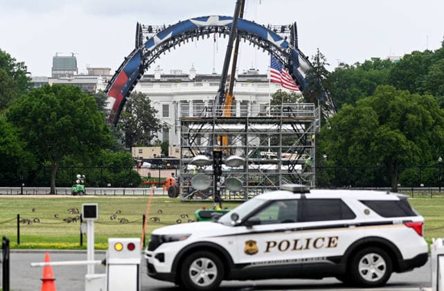 Preparations Ahead Of UFC Fight At White House Workers construct a UFC fighting ring ahead of a planned Ultimate Fighting Championship (UFC) fight on the South Lawn of the White House on May 27, 2026 in Washington, DC. President Donald Trump is hosting a UFC match on White House grounds in honor of the 250th anniversary of the United States. Photo by Olivier Douliery ABACAPRESS.COM Washington DC United States  Copyright: xDoulieryxOlivier ABACAx