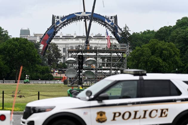 Preparations Ahead Of UFC Fight At White House Workers construct a UFC fighting ring ahead of a planned Ultimate Fighting Championship (UFC) fight on the South Lawn of the White House on May 27, 2026 in Washington, DC. President Donald Trump is hosting a UFC match on White House grounds in honor of the 250th anniversary of the United States. Photo by Olivier Douliery ABACAPRESS.COM Washington DC United States  Copyright: xDoulieryxOlivier ABACAx
