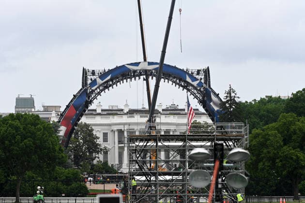 Preparations Ahead Of UFC Fight At White House Workers construct a UFC fighting ring ahead of a planned Ultimate Fighting Championship (UFC) fight on the South Lawn of the White House on May 27, 2026 in Washington, DC. President Donald Trump is hosting a UFC match on White House grounds in honor of the 250th anniversary of the United States. Photo by Olivier Douliery ABACAPRESS.COM Washington DC United States  Copyright: xDoulieryxOlivier ABACAx