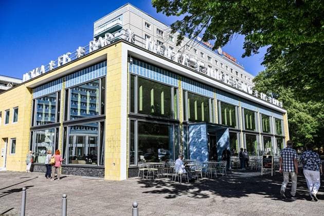 Wiedereröffnung Mokka Milch Eisbar ** NUR FÜR REDAKTIONELLE ZWECKE ** EDITORIAL USE ONLY **<p> Die Wiedereröffnung der Mokka-Milch-Eisbar an der Karl-Marx-Allee wird mit einem Presseempfang und einer kleinen Eröffnungsparty gefeiert. Die Mokka-Milch-Eisbar war in der DDR einer der beliebtesten Treffpunkte des Berliner Ostens, fotografiert am 27.05.2026 in Berlin. Berlin Berlin Berlin Copyright: MaurizioxGambarini