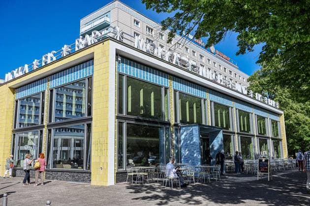Wiedereröffnung Mokka Milch Eisbar ** NUR FÜR REDAKTIONELLE ZWECKE ** EDITORIAL USE ONLY **<p> Die Wiedereröffnung der Mokka-Milch-Eisbar an der Karl-Marx-Allee wird mit einem Presseempfang und einer kleinen Eröffnungsparty gefeiert. Die Mokka-Milch-Eisbar war in der DDR einer der beliebtesten Treffpunkte des Berliner Ostens, fotografiert am 27.05.2026 in Berlin. Berlin Berlin Berlin Copyright: MaurizioxGambarini