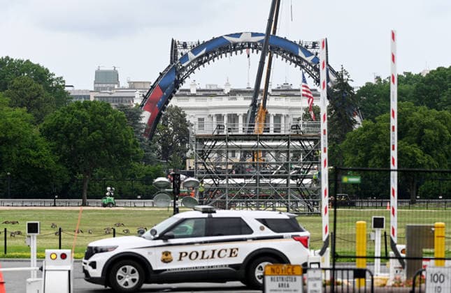 Preparations Ahead Of UFC Fight At White House Workers construct a UFC fighting ring ahead of a planned Ultimate Fighting Championship (UFC) fight on the South Lawn of the White House on May 27, 2026 in Washington, DC. President Donald Trump is hosting a UFC match on White House grounds in honor of the 250th anniversary of the United States. Photo by Olivier Douliery ABACAPRESS.COM Washington DC United States  Copyright: xDoulieryxOlivier ABACAx