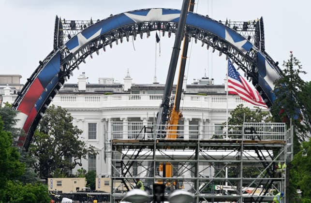 Preparations Ahead Of UFC Fight At White House Workers construct a UFC fighting ring ahead of a planned Ultimate Fighting Championship (UFC) fight on the South Lawn of the White House on May 27, 2026 in Washington, DC. President Donald Trump is hosting a UFC match on White House grounds in honor of the 250th anniversary of the United States. Photo by Olivier Douliery ABACAPRESS.COM Washington DC United States  Copyright: xDoulieryxOlivier ABACAx