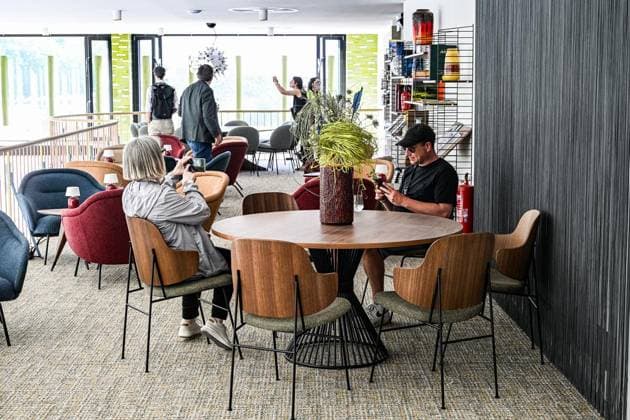 Wiedereröffnung Mokka Milch Eisbar ** NUR FÜR REDAKTIONELLE ZWECKE ** EDITORIAL USE ONLY **<p> Die Wiedereröffnung der Mokka-Milch-Eisbar an der Karl-Marx-Allee wird mit einem Presseempfang und einer kleinen Eröffnungsparty gefeiert. Die Mokka-Milch-Eisbar war in der DDR einer der beliebtesten Treffpunkte des Berliner Ostens, fotografiert am 27.05.2026 in Berlin. Berlin Berlin Berlin Copyright: MaurizioxGambarini