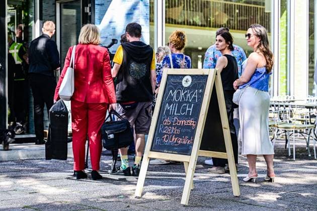 Wiedereröffnung Mokka Milch Eisbar ** NUR FÜR REDAKTIONELLE ZWECKE ** EDITORIAL USE ONLY **<p> Die Wiedereröffnung der Mokka-Milch-Eisbar an der Karl-Marx-Allee wird mit einem Presseempfang und einer kleinen Eröffnungsparty gefeiert. Die Mokka-Milch-Eisbar war in der DDR einer der beliebtesten Treffpunkte des Berliner Ostens, fotografiert am 27.05.2026 in Berlin. Berlin Berlin Berlin Copyright: MaurizioxGambarini