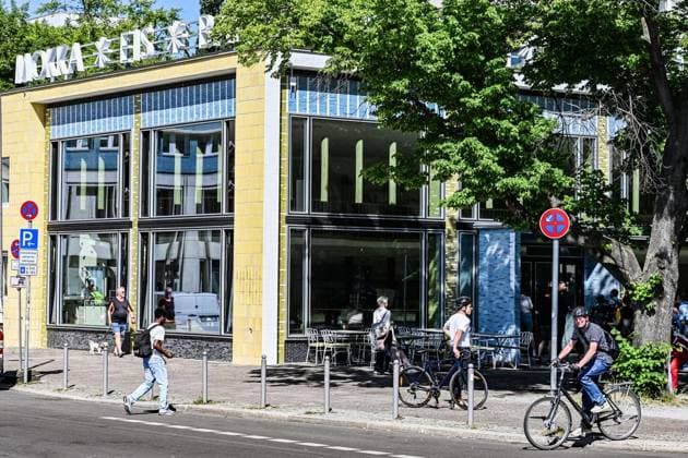Wiedereröffnung Mokka Milch Eisbar ** NUR FÜR REDAKTIONELLE ZWECKE ** EDITORIAL USE ONLY **<p> Die Wiedereröffnung der Mokka-Milch-Eisbar an der Karl-Marx-Allee wird mit einem Presseempfang und einer kleinen Eröffnungsparty gefeiert. Die Mokka-Milch-Eisbar war in der DDR einer der beliebtesten Treffpunkte des Berliner Ostens, fotografiert am 27.05.2026 in Berlin. Berlin Berlin Berlin Copyright: MaurizioxGambarini