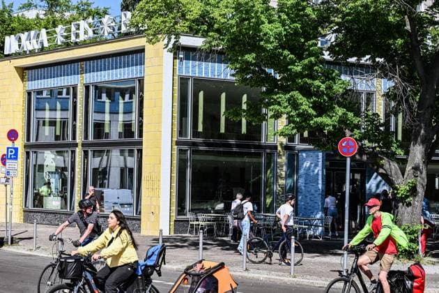 Wiedereröffnung Mokka Milch Eisbar ** NUR FÜR REDAKTIONELLE ZWECKE ** EDITORIAL USE ONLY **<p> Die Wiedereröffnung der Mokka-Milch-Eisbar an der Karl-Marx-Allee wird mit einem Presseempfang und einer kleinen Eröffnungsparty gefeiert. Die Mokka-Milch-Eisbar war in der DDR einer der beliebtesten Treffpunkte des Berliner Ostens, fotografiert am 27.05.2026 in Berlin. Berlin Berlin Berlin Copyright: MaurizioxGambarini