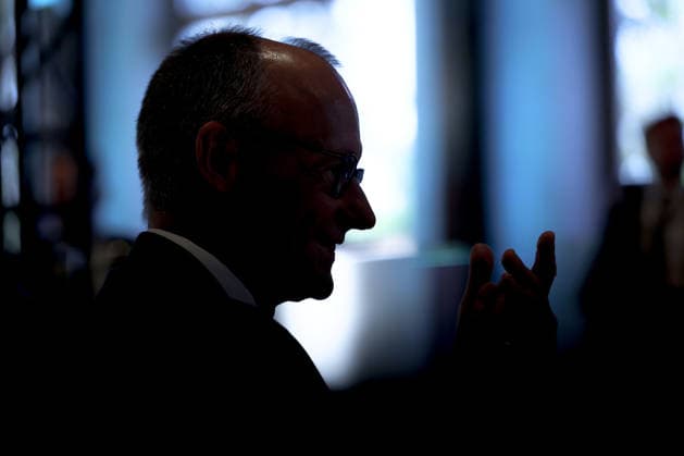 27.05.2026, Politik, Bundeskanzler Friedrich Merz (CDU) zu Gast als Festredner beim Festakt in der Schützenhalle Hüsten bei Arnsberg. 80 Jahre Neheim-Hüstener Programm. Gegenlicht Siljouette Nordrhein-Westfalen Deutschland