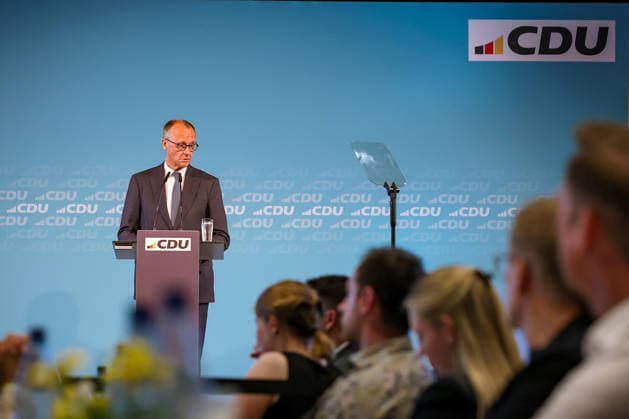 27.05.2026, Politik, Bundeskanzler Friedrich Merz (CDU) Spricht bei seiner Rede zu Gast als Festredner beim Festakt in der Schützenhalle Hüsten bei Arnsberg. 80 Jahre Neheim-Hüstener Programm. Nordrhein-Westfalen Deutschland