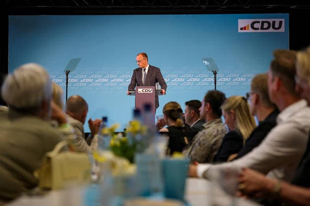 27.05.2026, Politik, Bundeskanzler Friedrich Merz (CDU) Spricht bei seiner Rede zu Gast als Festredner beim Festakt in der Schützenhalle Hüsten bei Arnsberg. 80 Jahre Neheim-Hüstener Programm. Nordrhein-Westfalen Deutschland