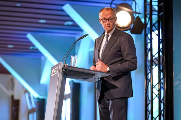 27.05.2026, Politik, Bundeskanzler Friedrich Merz (CDU) Spricht bei seiner Rede zu Gast als Festredner beim Festakt in der Schützenhalle Hüsten bei Arnsberg. 80 Jahre Neheim-Hüstener Programm. Nordrhein-Westfalen Deutschland