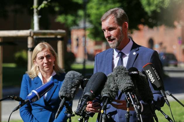 Berlin, Deutschland, 27.05.2026: Charité: Pressestatement von Gesundheitsministerin und Vorstandsvorsitzendem der Charité zu Ebola-Patient: Leif Erik Sander, Klinikdirektor der Klinik für Infektiologie und Intensivmedizin, im Hintergrund Bundesministerin für Gesundheit Nina Warken (CDU) und (verdeckt) der Vorstandsvorsitzende der Charité Copyright: xdtsxNachrichtenagenturx dts_120880