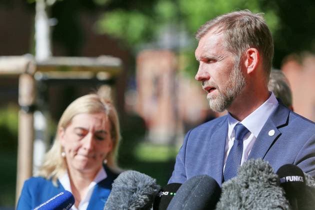 Berlin, Deutschland, 27.05.2026: Charité: Pressestatement von Gesundheitsministerin und Vorstandsvorsitzendem der Charité zu Ebola-Patient: Leif Erik Sander, Klinikdirektor der Klinik für Infektiologie und Intensivmedizin, im Hintergrund Bundesministerin für Gesundheit Nina Warken (CDU) und (verdeckt) der Vorstandsvorsitzende der Charité Copyright: xdtsxNachrichtenagenturx dts_120882