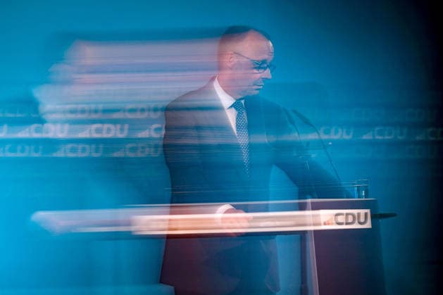 27.05.2026, Politik, Bundeskanzler Friedrich Merz (CDU) Spricht auf der Bühne bei seiner Rede zu Gast als Festredner beim Festakt in der Schützenhalle Hüsten bei Arnsberg. 80 Jahre Neheim-Hüstener Programm. Nordrhein-Westfalen Deutschland