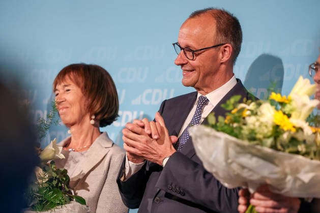 27.05.2026, Politik, Bundeskanzler Friedrich Merz (CDU) neben seiner Eherau Charlotte zu Gast als Festredner beim Festakt in der Schützenhalle Hüsten bei Arnsberg. 80 Jahre Neheim-Hüstener Programm. Nordrhein-Westfalen Deutschland