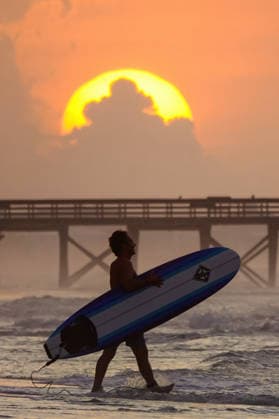 May 27, 2026, Isle Of Palms, Sc, United States: A surfer silhouetted by the sunrise on a hazy hot morning along Front Beach, May 27, 2026 in Isle of Palms, South Carolina. Temperatures in the low country region are in the low 90Ã¢â‚¬â ¢s Isle Of Palms United States  - ZUMAe02_ 20260527_zaf_e02_009 Copyright: xRichardxEllisx