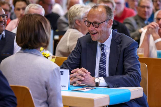 27.05.2026, Politik, Bundeskanzler Friedrich Merz (CDU) lachend neben seiner Ehefrau Charlotte zu Gast als Festredner beim Festakt in der Schützenhalle Hüsten bei Arnsberg. 80 Jahre Neheim-Hüstener Programm. Nordrhein-Westfalen Deutschland