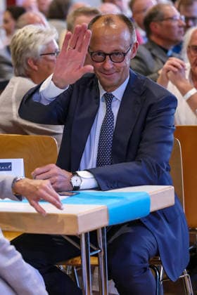 27.05.2026, Politik, Bundeskanzler Friedrich Merz (CDU) zu Gast als Festredner beim Festakt in der Schützenhalle Hüsten bei Arnsberg. 80 Jahre Neheim-Hüstener Programm. Nordrhein-Westfalen Deutschland
