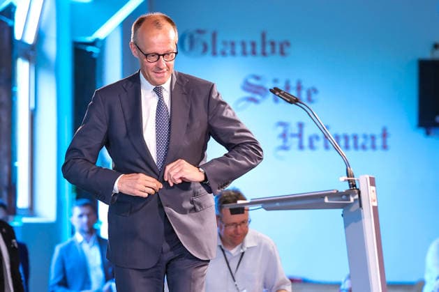 27.05.2026, Politik, Bundeskanzler Friedrich Merz (CDU) betritt die Bühne für seine Rede zu Gast als Festredner beim Festakt in der Schützenhalle Hüsten bei Arnsberg. 80 Jahre Neheim-Hüstener Programm. Nordrhein-Westfalen Deutschland