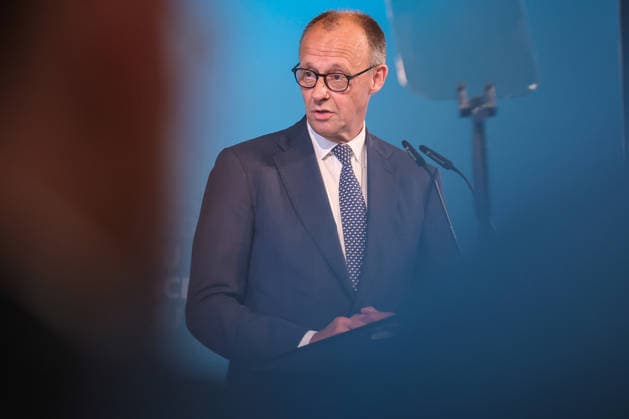27.05.2026, Politik, Bundeskanzler Friedrich Merz (CDU) Spricht bei seiner Rede auf der Bühne zu Gast als Festredner beim Festakt in der Schützenhalle Hüsten bei Arnsberg. 80 Jahre Neheim-Hüstener Programm. Nordrhein-Westfalen Deutschland