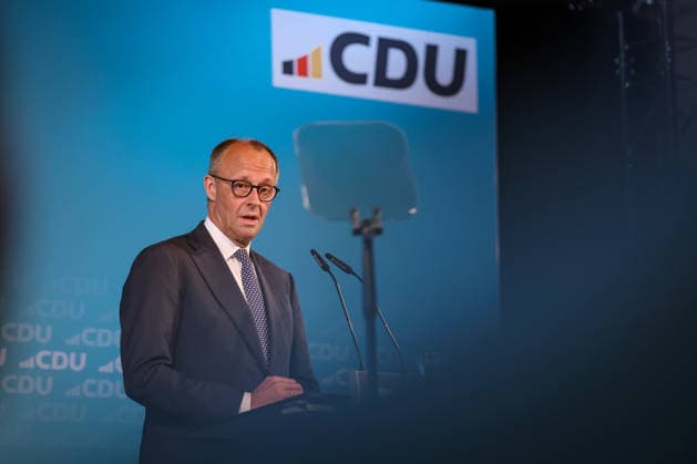 27.05.2026, Politik, Bundeskanzler Friedrich Merz (CDU) Spricht bei seiner Rede auf der Bühne zu Gast als Festredner beim Festakt in der Schützenhalle Hüsten bei Arnsberg. 80 Jahre Neheim-Hüstener Programm. Nordrhein-Westfalen Deutschland