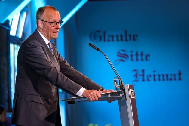 News Bilder des Tages #2 27.05.2026, Politik, Bundeskanzler Friedrich Merz (CDU) Spricht bei seiner Rede auf der Bühne zu Gast als Festredner beim Festakt in der Schützenhalle Hüsten bei Arnsberg. 80 Jahre Neheim-Hüstener Programm. Nordrhein-Westfalen Deutschland