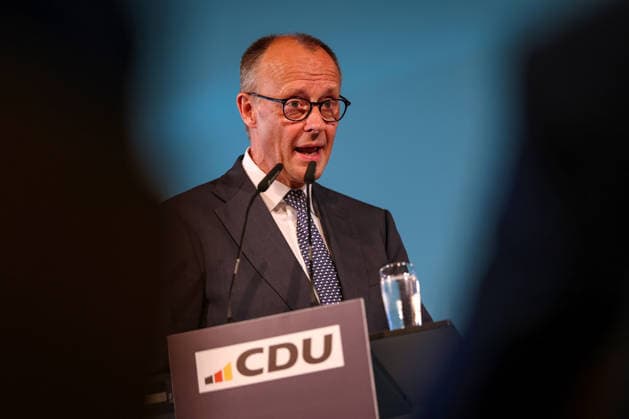 27.05.2026, Politik, Bundeskanzler Friedrich Merz (CDU) Spricht bei seiner Rede auf der Bühne zu Gast als Festredner beim Festakt in der Schützenhalle Hüsten bei Arnsberg. 80 Jahre Neheim-Hüstener Programm. Nordrhein-Westfalen Deutschland