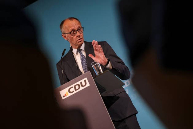 27.05.2026, Politik, Bundeskanzler Friedrich Merz (CDU) Spricht bei seiner Rede auf der Bühne zu Gast als Festredner beim Festakt in der Schützenhalle Hüsten bei Arnsberg. 80 Jahre Neheim-Hüstener Programm. Nordrhein-Westfalen Deutschland
