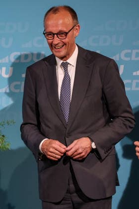 27.05.2026, Politik, Bundeskanzler Friedrich Merz (CDU) lachend zu Gast als Festredner beim Festakt in der Schützenhalle Hüsten bei Arnsberg. 80 Jahre Neheim-Hüstener Programm. Nordrhein-Westfalen Deutschland