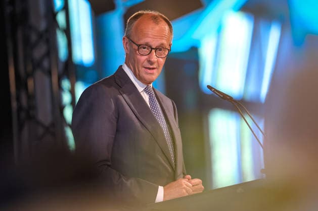27.05.2026, Politik, Bundeskanzler Friedrich Merz (CDU) bei seiner Rede auf der Bühne zu Gast als Festredner beim Festakt in der Schützenhalle Hüsten bei Arnsberg. 80 Jahre Neheim-Hüstener Programm. Nordrhein-Westfalen Deutschland