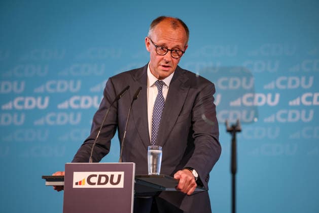 27.05.2026, Politik, Bundeskanzler Friedrich Merz (CDU) bei seiner Rede auf der Bühne zu Gast als Festredner beim Festakt in der Schützenhalle Hüsten bei Arnsberg. 80 Jahre Neheim-Hüstener Programm. Nordrhein-Westfalen Deutschland