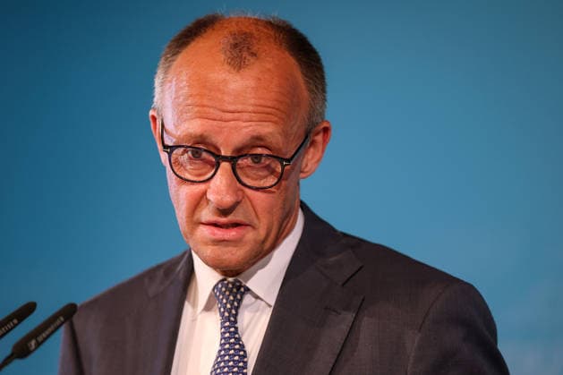 27.05.2026, Politik, Bundeskanzler Friedrich Merz (CDU) bei seiner Rede auf der Bühne zu Gast als Festredner beim Festakt in der Schützenhalle Hüsten bei Arnsberg. 80 Jahre Neheim-Hüstener Programm. Nordrhein-Westfalen Deutschland