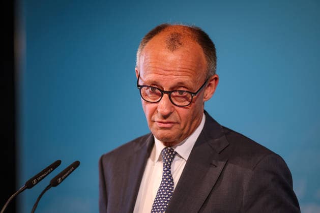 27.05.2026, Politik, Bundeskanzler Friedrich Merz (CDU) bei seiner Rede auf der Bühne zu Gast als Festredner beim Festakt in der Schützenhalle Hüsten bei Arnsberg. 80 Jahre Neheim-Hüstener Programm. Nordrhein-Westfalen Deutschland