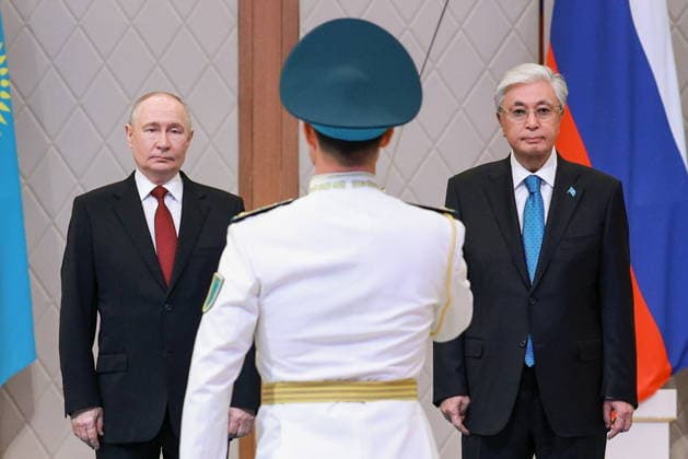 KAZAKHSTAN, ASTANA - MAY 28, 2026: Russia s President Vladimir Putin (L) and Kazakhstan s President Kassym-Jomart Tokayev (R) pose during a welcome ceremony at the Independence Palace Astana Kazakhstan  - ZUMAt113 20260528_zaa_t113_010 Copyright: xAlexanderxShcherbakx