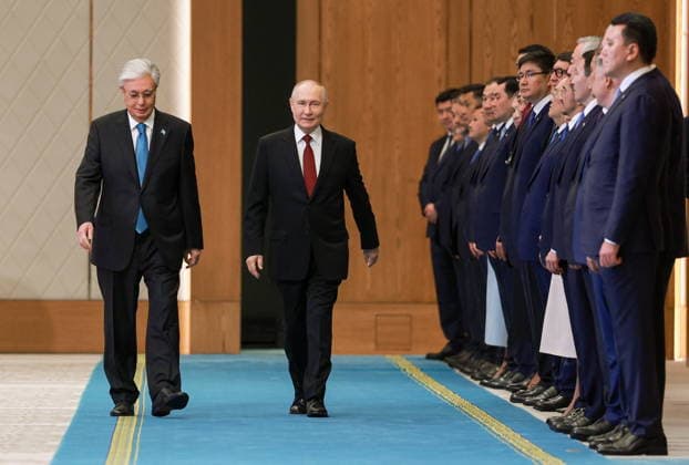 KAZAKHSTAN, ASTANA - MAY 28, 2026: Kazakhstan s President Kassym-Jomart Tokayev and Russia s President Vladimir Putin (L-R) are seen during a welcome ceremony at the Independence Palace Astana Kazakhstan  - ZUMAt113 20260528_zaa_t113_020 Copyright: xAlexanderxShcherbakx