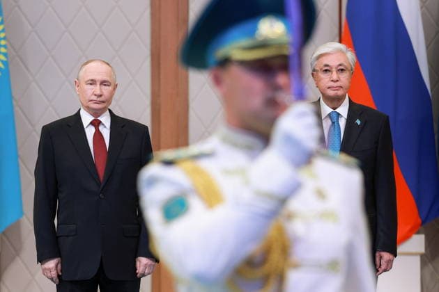 KAZAKHSTAN, ASTANA - MAY 28, 2026: Russia s President Vladimir Putin (L) and Kazakhstan s President Kassym-Jomart Tokayev (R) are seen during a welcome ceremony at the Independence Palace Astana Kazakhstan  - ZUMAt113 20260528_zaa_t113_022 Copyright: xAlexanderxShcherbakx