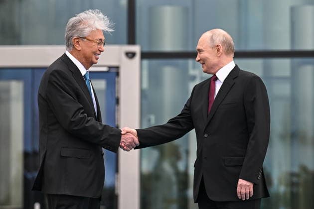 KAZAKHSTAN, ASTANA - MAY 28, 2026: Russia s President Vladimir Putin (Ãä) and Kazakhstan s President Kassym-Jomart Tokayev shake hands during a welcome ceremony outside the Independence Palace Astana Kazakhstan  - ZUMAt113 20260528_zaa_t113_027 Copyright: xSergeixBobylevx