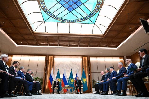 KAZAKHSTAN, ASTANA - MAY 28, 2026: Russia s President Vladimir Putin and Kazakhstan s President Kassym-Jomart Tokayev (L-R back) are seen during a welcome ceremony at the Independence Palace Astana Kazakhstan  - ZUMAt113 20260528_zaa_t113_032 Copyright: xSergeixBobylevx