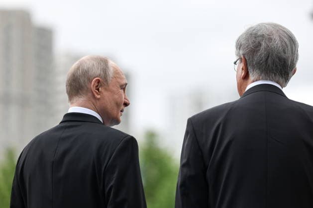 KAZAKHSTAN, ASTANA - MAY 28, 2026: Russia s President Vladimir Putin (L) and Kazakhstan s President Kassym-Jomart Tokayev are seen during a welcome ceremony outside the Independence Palace Astana Kazakhstan  - ZUMAt113 20260528_zaa_t113_054 Copyright: xAlexanderxKazakovx