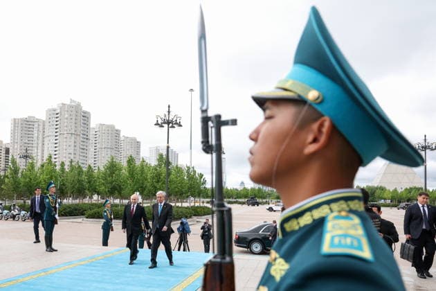 KAZAKHSTAN, ASTANA - MAY 28, 2026: Russia s President Vladimir Putin and Kazakhstan s President Kassym-Jomart Tokayev (L-R centre) are seen during a welcome ceremony outside the Independence Palace Astana Kazakhstan  - ZUMAt113 20260528_zaa_t113_060 Copyright: xAlexanderxKazakovx