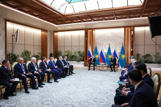 KAZAKHSTAN, ASTANA - MAY 28, 2026: Russia s President Vladimir Putin and Kazakhstan s President Kassym-Jomart Tokayev (L-R back) are seen during a welcome ceremony at the Independence Palace Astana Kazakhstan  - ZUMAt113 20260528_zaa_t113_105 Copyright: xAlexanderxKazakovx