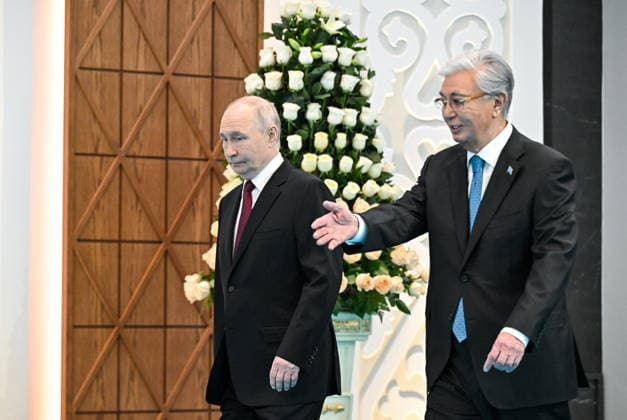 KAZAKHSTAN, ASTANA - MAY 28, 2026: Russia s President Vladimir Putin (L) and Kazakhstan s President Kassym-Jomart Tokayev are seen during a welcome ceremony at the Independence Palace Astana Kazakhstan  - ZUMAt113 20260528_zaa_t113_099 Copyright: xSergeixBobylevx