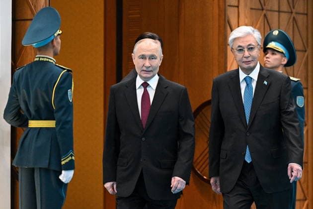 KAZAKHSTAN, ASTANA - MAY 28, 2026: Russia s President Vladimir Putin (C) and Kazakhstan s President Kassym-Jomart Tokayev (2nd R) are seen during a welcome ceremony at the Independence Palace Astana Kazakhstan  - ZUMAt113 20260528_zaa_t113_097 Copyright: xSergeixBobylevx