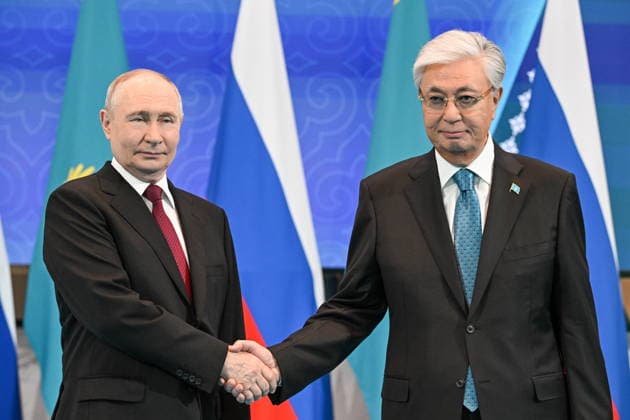 KAZAKHSTAN, ASTANA - MAY 28, 2026: Russia s President Vladimir Putin (L) and Kazakhstan s President Kassym-Jomart Tokayev shake hands during a meeting at the Independence Palace Astana Kazakhstan  - ZUMAt113 20260528_zaa_t113_087 Copyright: xSergeixBobylevx