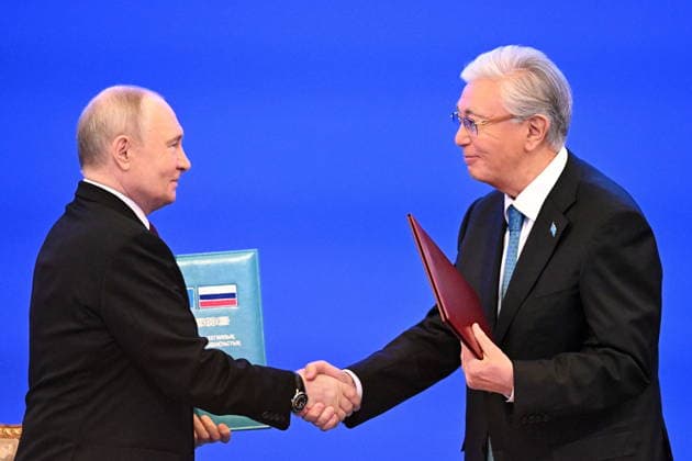 KAZAKHSTAN, ASTANA - MAY 29, 2026: Russia s President Vladimir Putin (L) and Kazakhstan s President Kassym-Jomart Tokayev are seen during a ceremony to sign joint documents at the Independence Palace Astana Kazakhstan  - ZUMAt113 20260529_zaa_t113_007 Copyright: xSergeixBobylevx