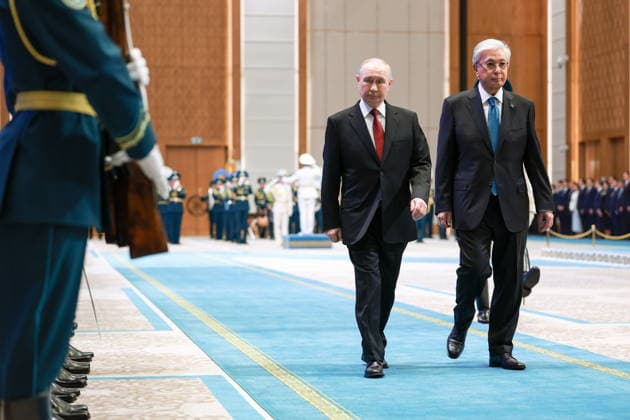 KAZAKHSTAN, ASTANA - MAY 28, 2026: Russia s President Vladimir Putin (L) and Kazakhstan s President Kassym-Jomart Tokayev are seen during a welcome ceremony at the Independence Palace Astana Kazakhstan  - ZUMAt113 20260528_zaa_t113_009 Copyright: xSergeixBobylevx